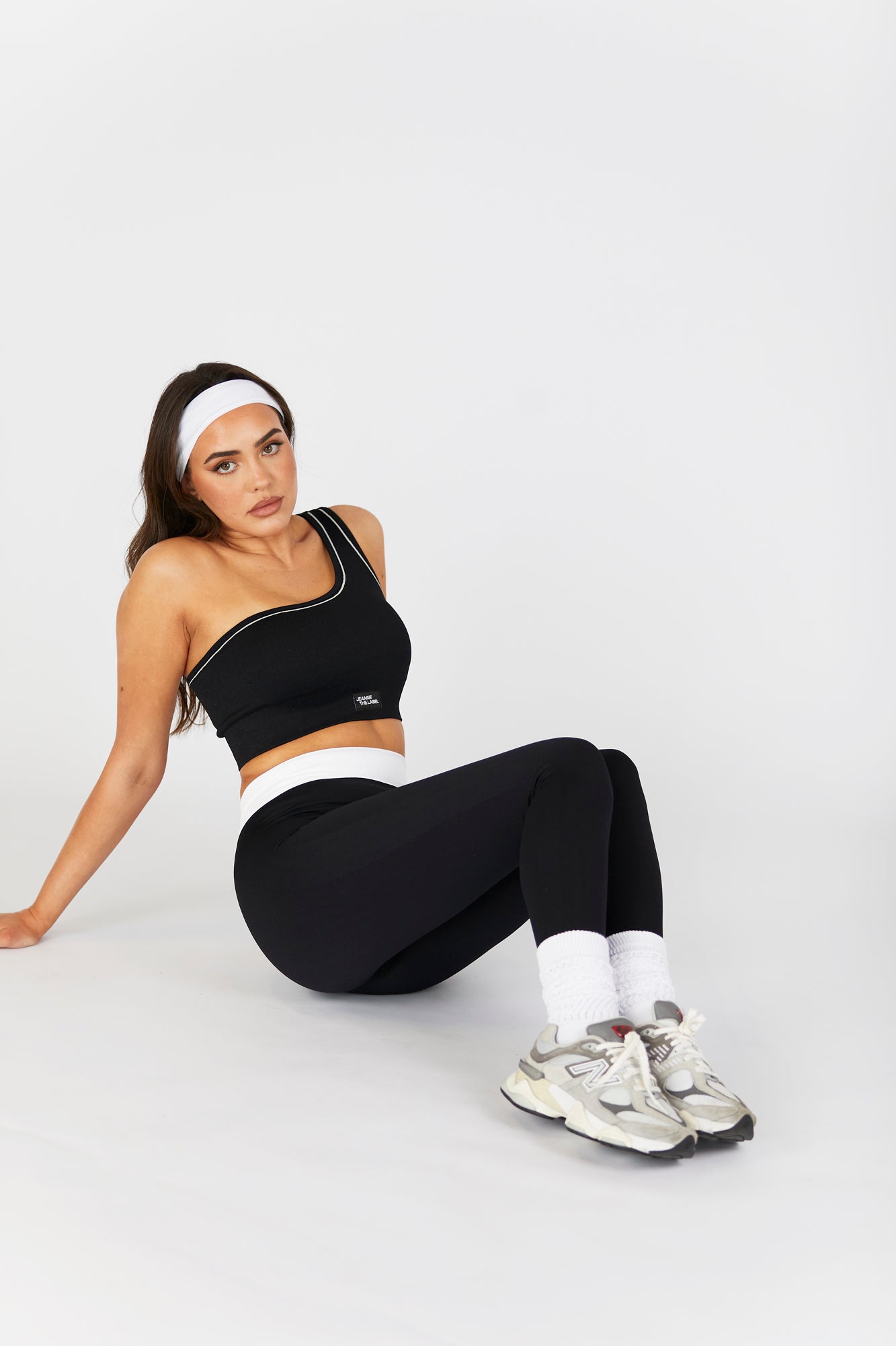 BLACK & WHITE ACTIVE CROP